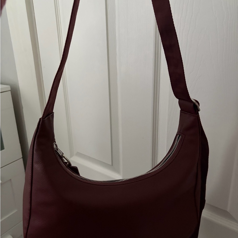 BAGGU MAHOGANY RECYCLED LEATHER MEDIUM CRESCENT BAG - Picture 4 of 5
